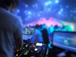 DJ aux platines devant une piste de danse illuminée