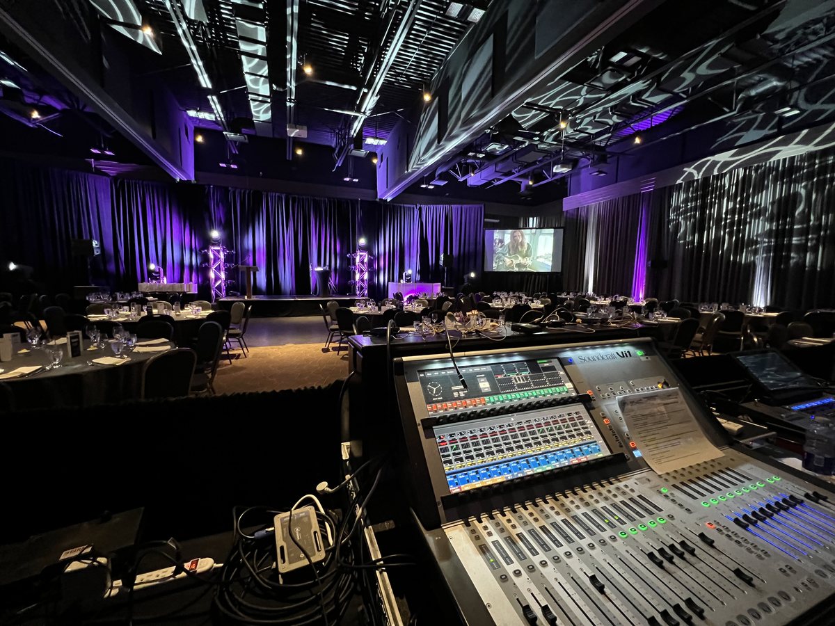 Console de sonorisation et salle de gala éclairée par EVMO