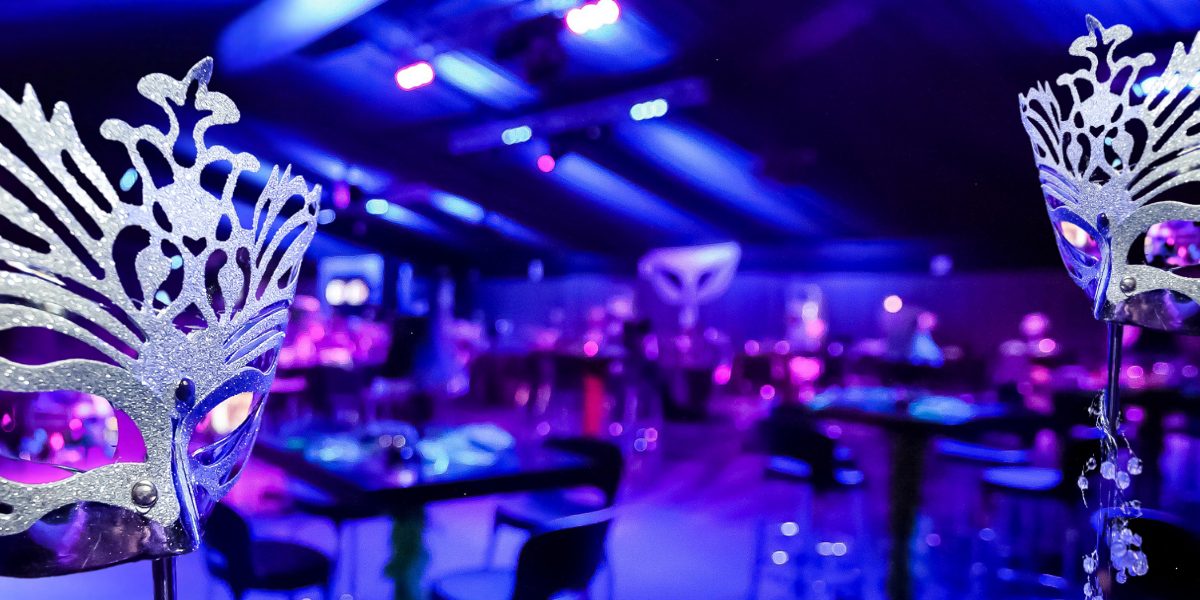 Salle de congrès décorée avec masques et éclairage d'ambiance