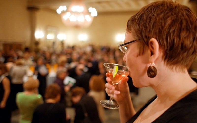 Cocktail de congrès dans une salle de réception