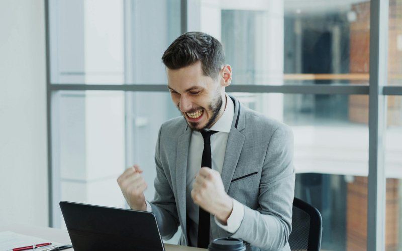 Professionnel motivé à son poste de travail