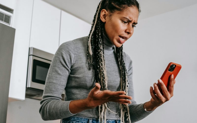 Participante déçue consultant son téléphone