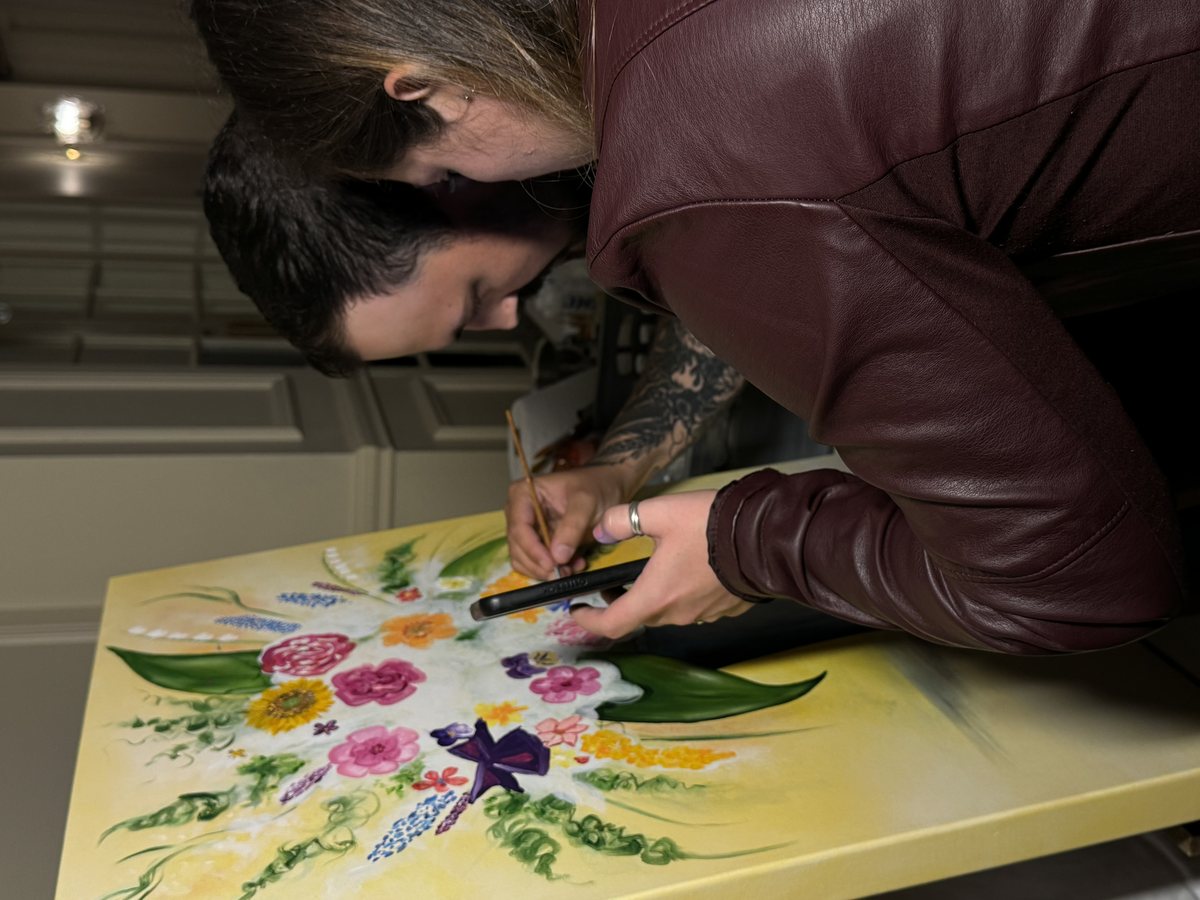 Participants réalisant une toile de groupe