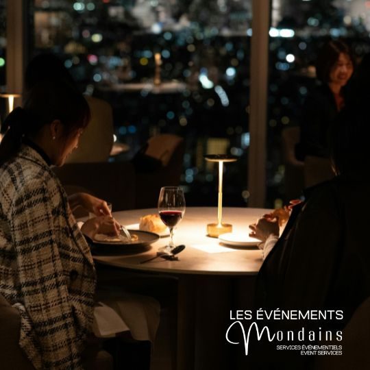 Souper au restaurant d'un hôtel, ambiance tamisée