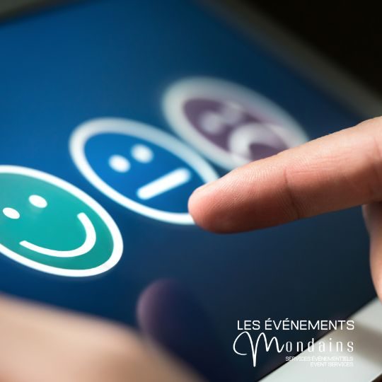Doigt appuyant sur une binette souriante dans un sondage de satisfaction