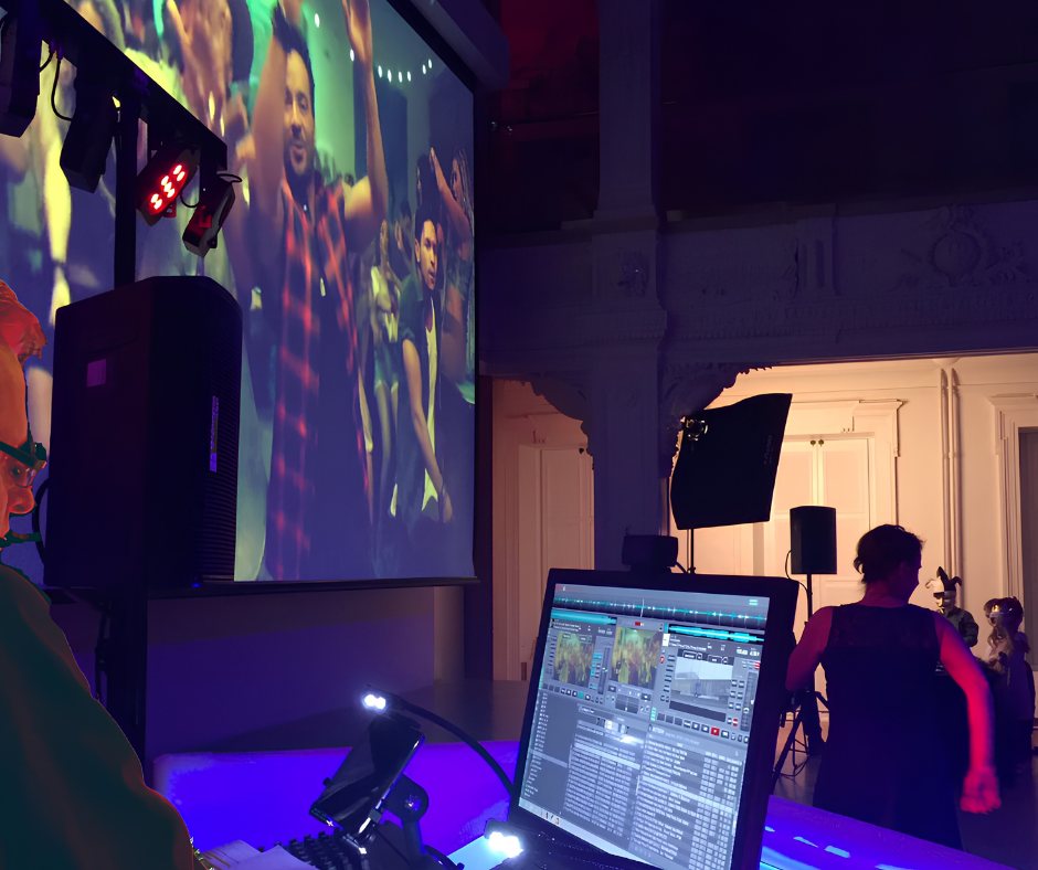 VJ, DJ avec écran géant et vidéoclips pour soirées dansantes