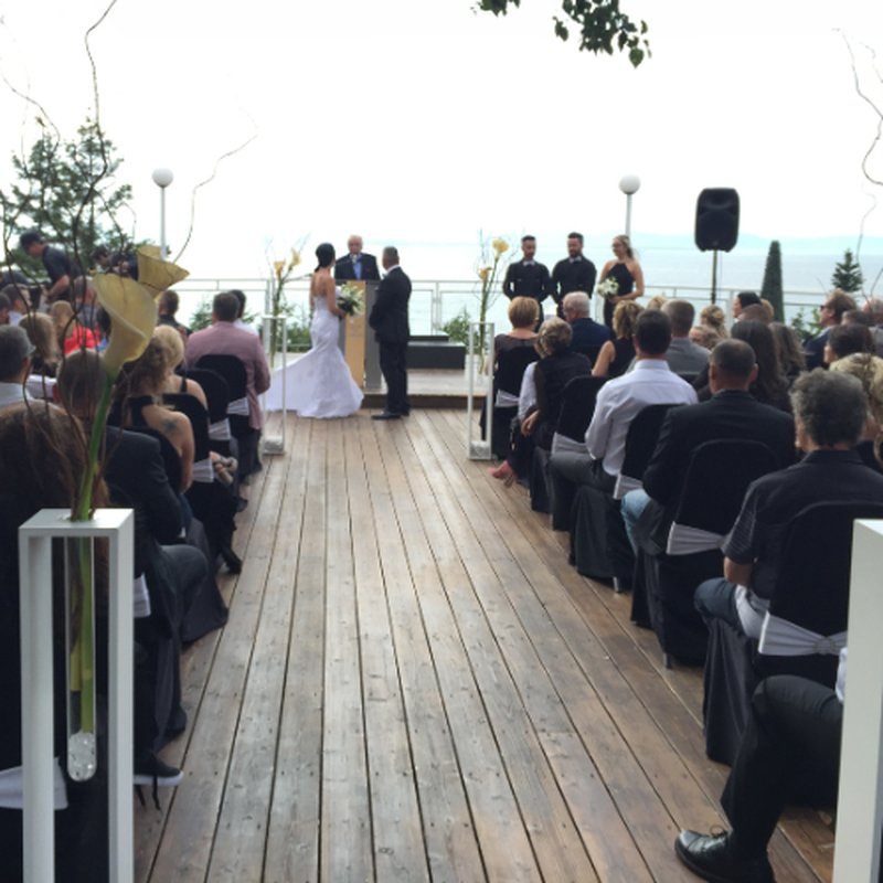 Cérémonie de mariage extérieure avec vue