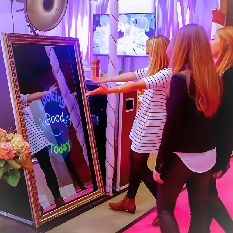 Invitées devant le photobooth miroir TuFlash