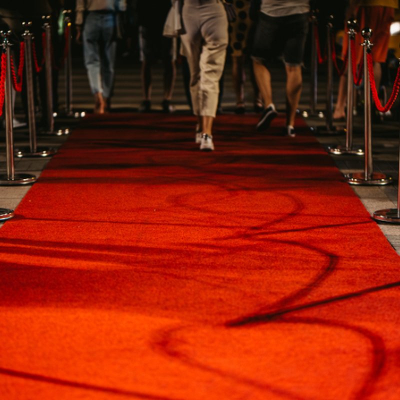 Tapis rouge et poteaux de foule
